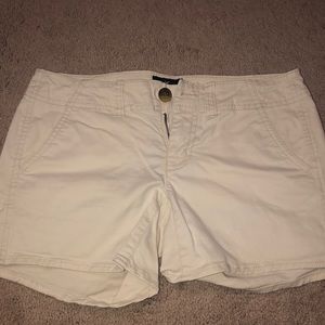 American eagle shorts in cream/off white